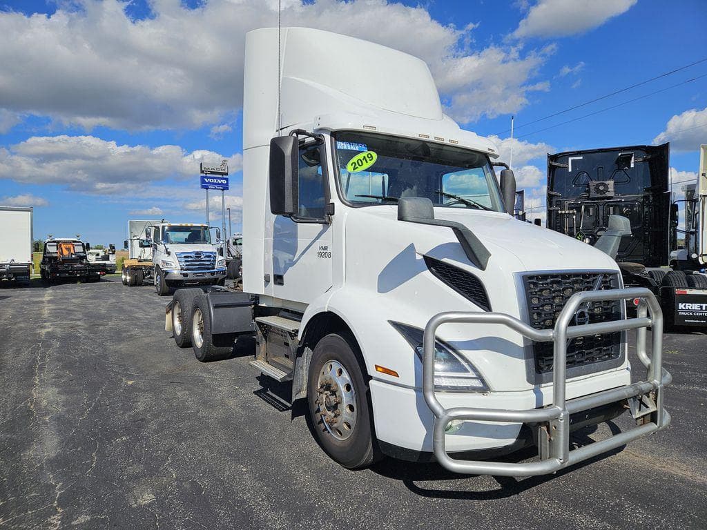 2019 Volvo VNR image 7