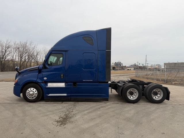 2024 Freightliner Cascadia image 3