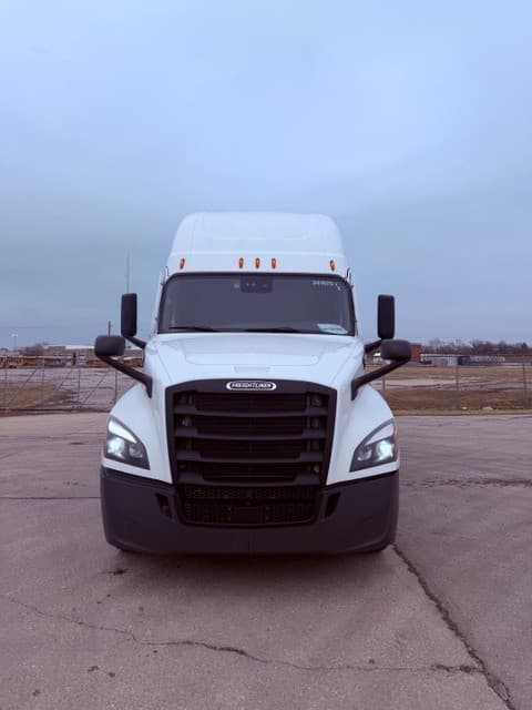 2024 Freightliner Cascadia image 11