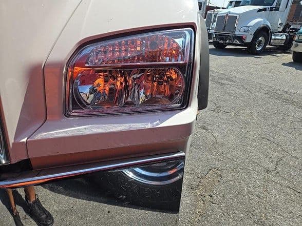 2025 Kenworth T880 image 4