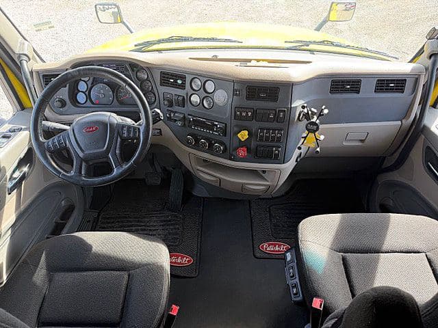 2022 Peterbilt 579 image 11