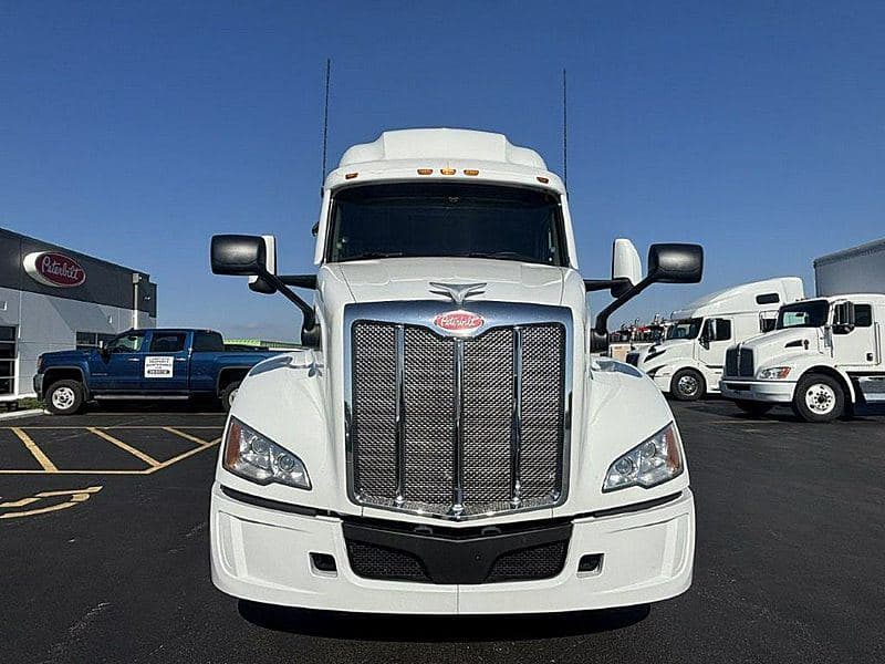 2024 Peterbilt 579 image 2