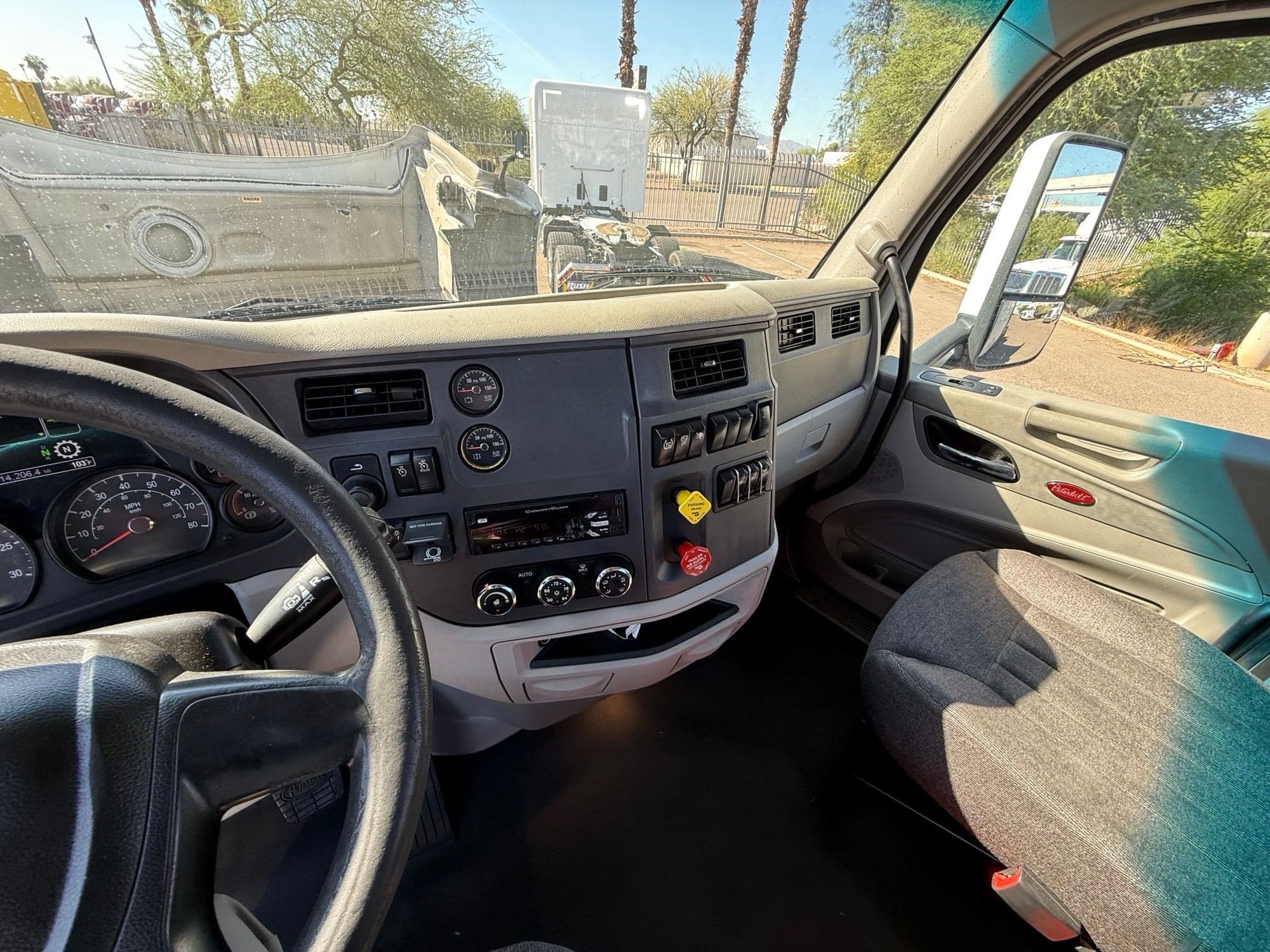 2020 Peterbilt 579 image 11
