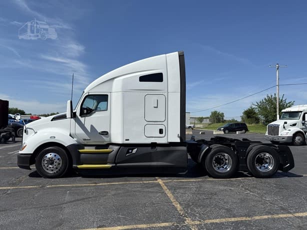 2021 Kenworth T680 image 2