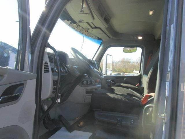 2020 Peterbilt 567 image 9