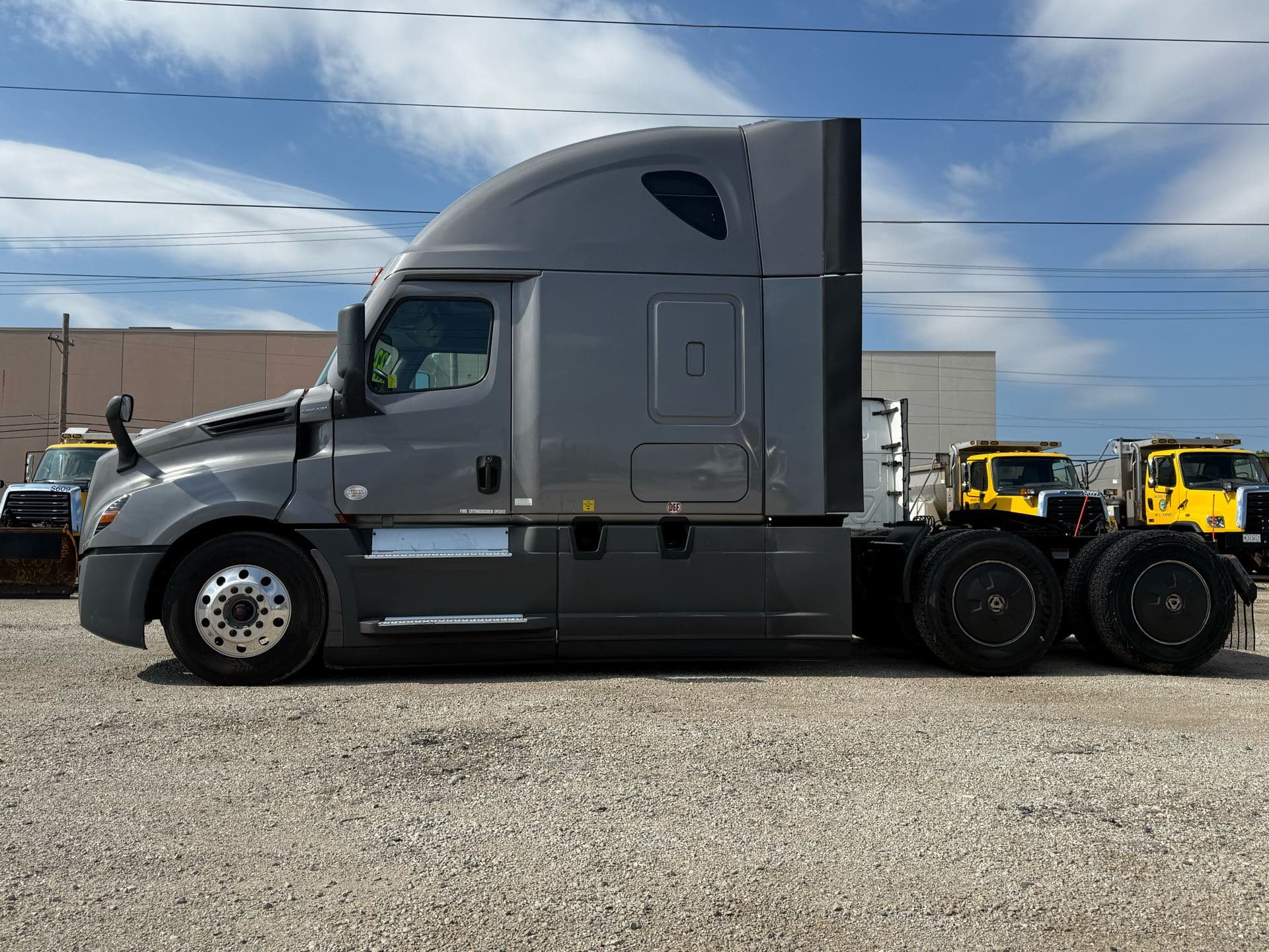 2022 Freightliner - 446k - 10k Engine! image 3