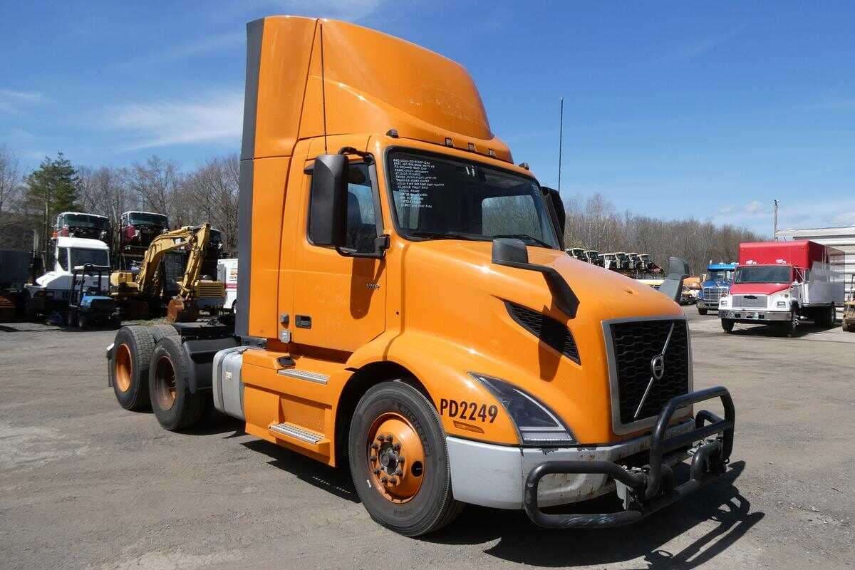 2020 Volvo VNR image 2