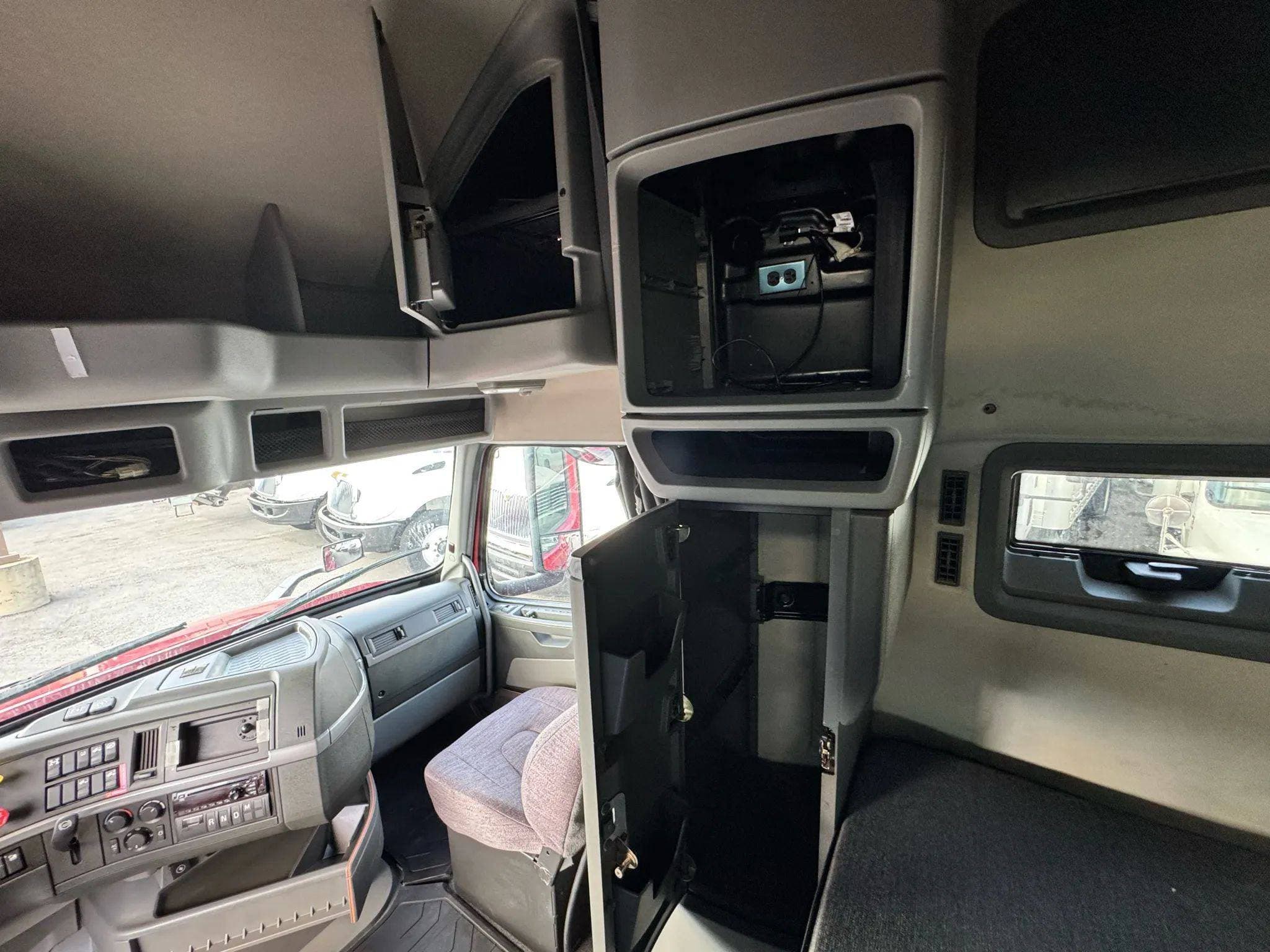 2021 Volvo VNL image 50