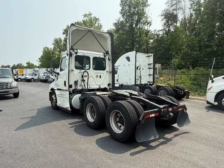 2019 Freightliner Cascadia 126 Day Cab Truck - 435HP, 12 Speed Automatic image 5