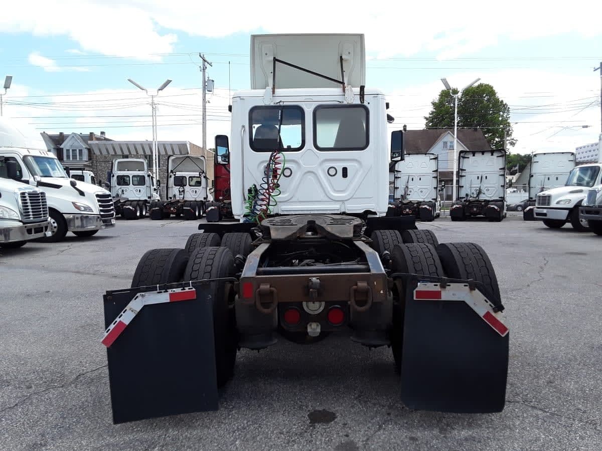 Used 2019 FREIGHTLINER Conventional - Day Cab - CASCADIA 125 image 9
