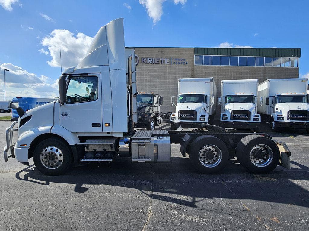 2019 Volvo VNR image 2