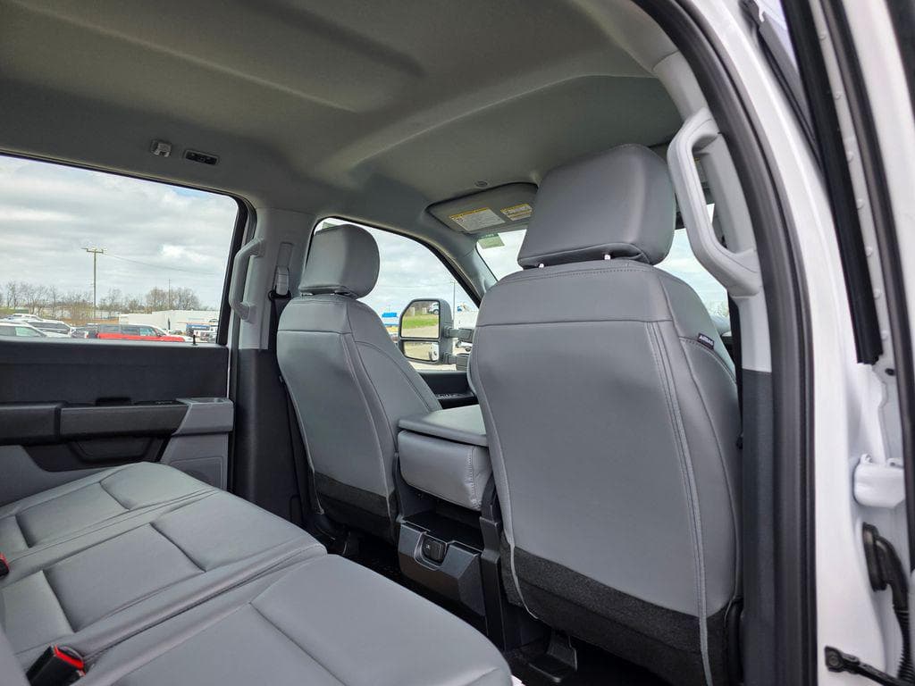 2026 Ford F-450SD XL DRW CAB CHASSIS image 31