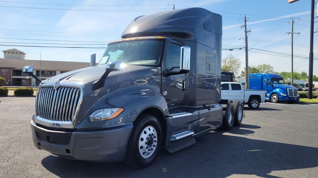 Used 2021 INTERNATIONAL LT625 image 2