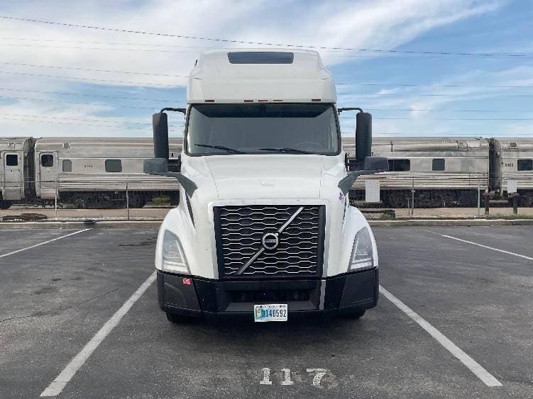 2022 Volvo VNL image 2