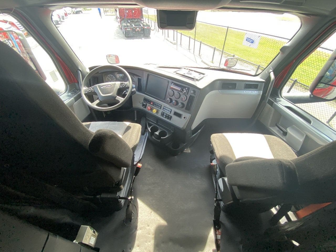 2021 Freightliner Cascadia image 10