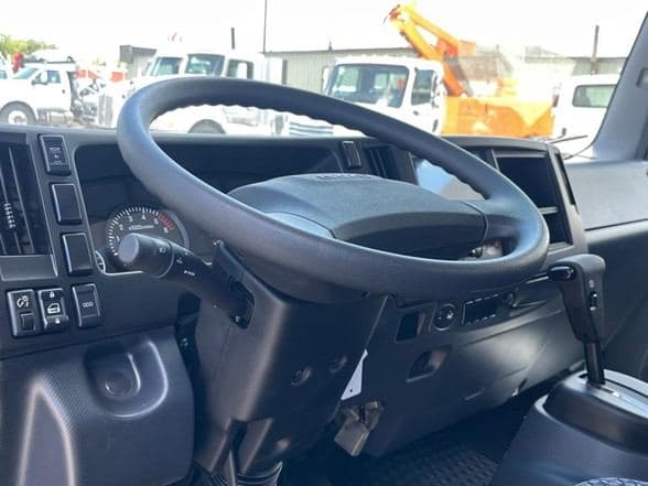 2025 Isuzu NRR image 22