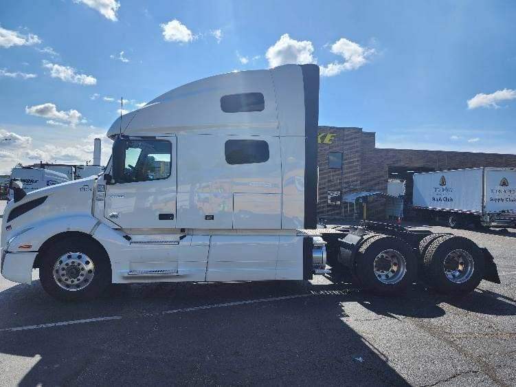 2023 Volvo VNL image 4