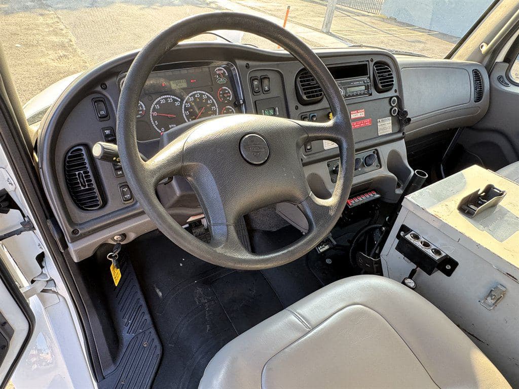 2015 Freightliner M2 106 image 64