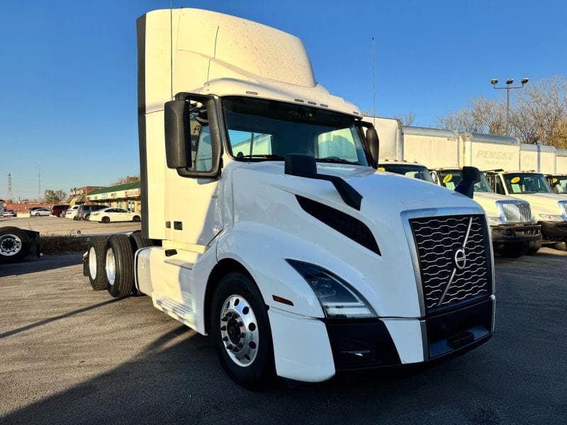 2020 Volvo VNL image 3