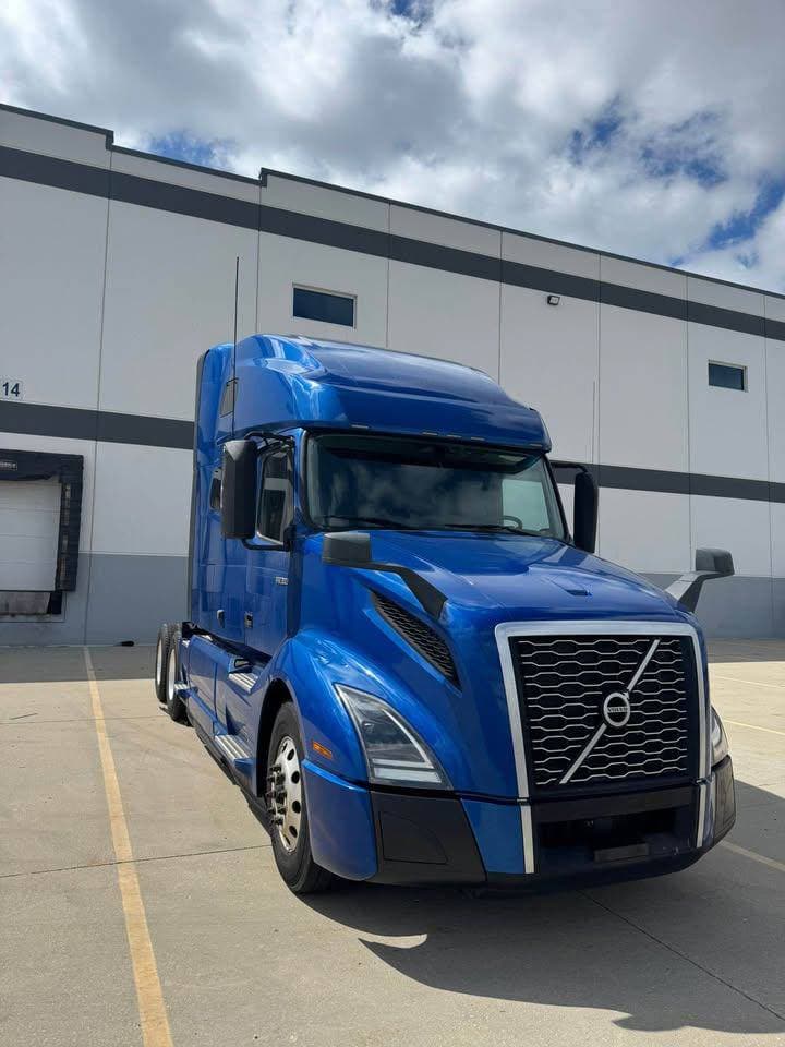 2021 Volvo VNL670 image 3