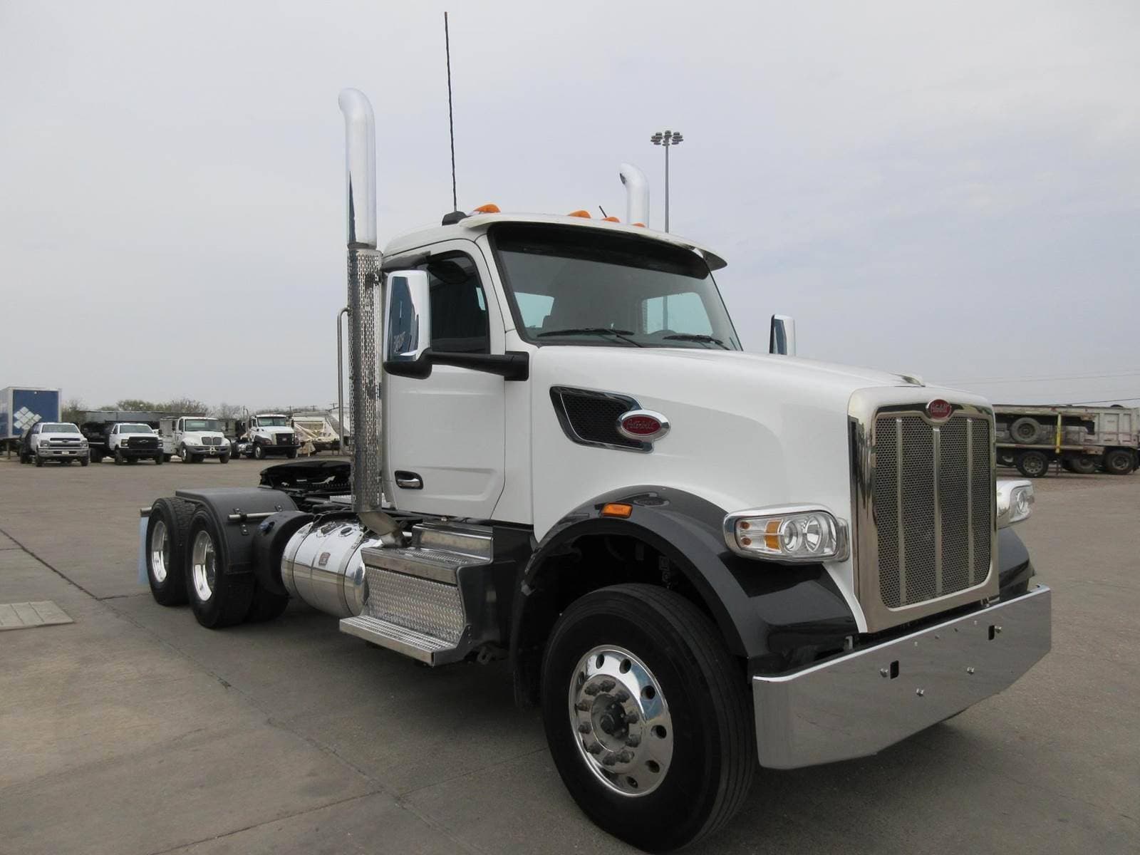2025 Peterbilt 567 image 2