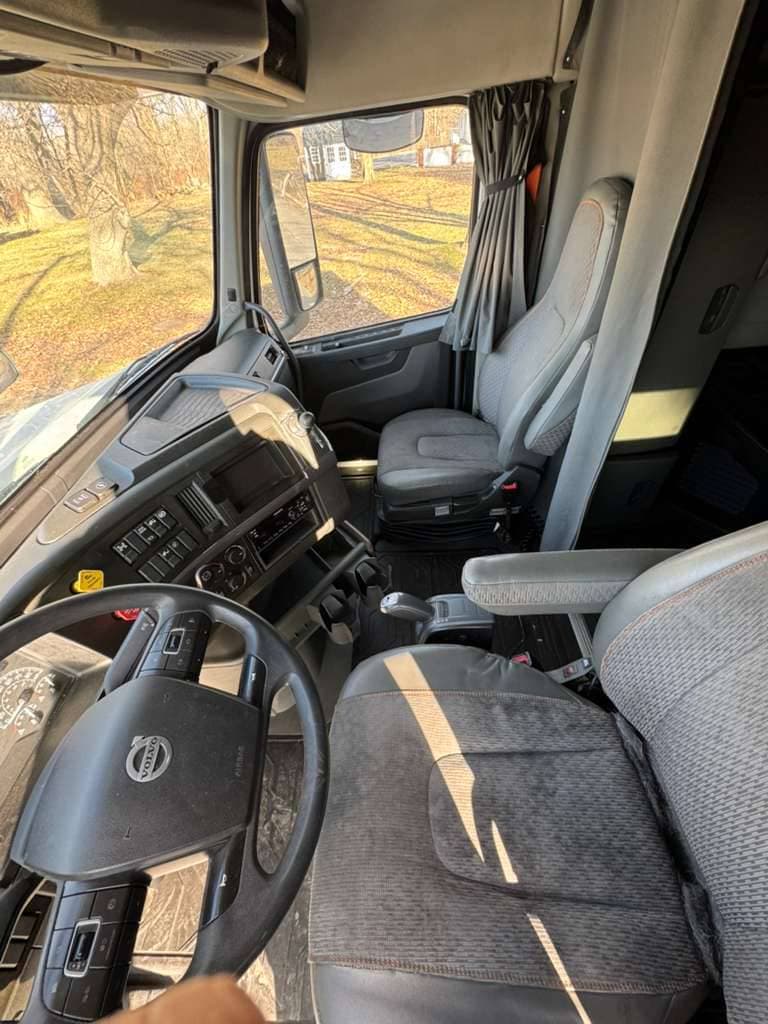 2022 Volvo VNL 760 image 9