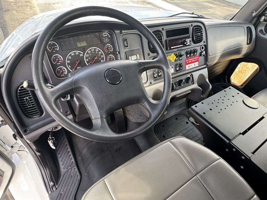 2015 Freightliner M2-112 image 75