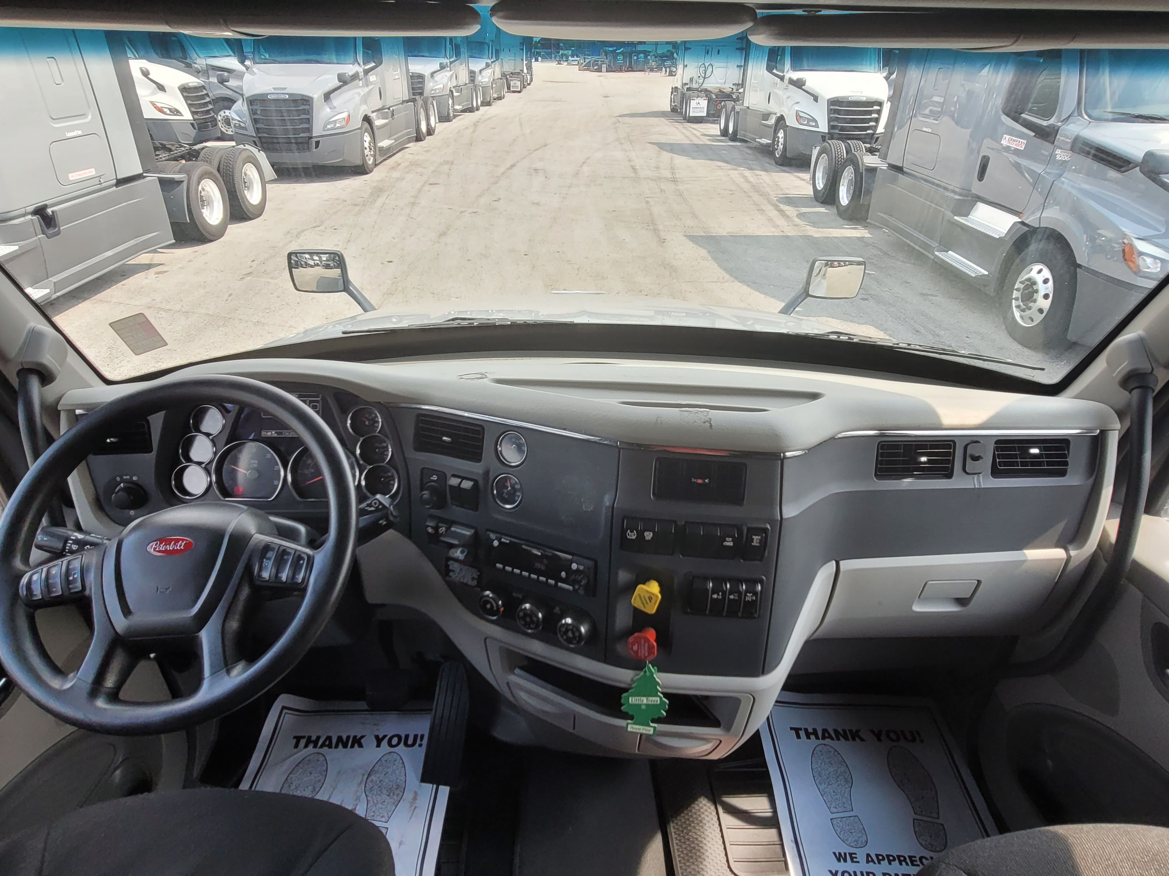 2021 Peterbilt 579 image 10