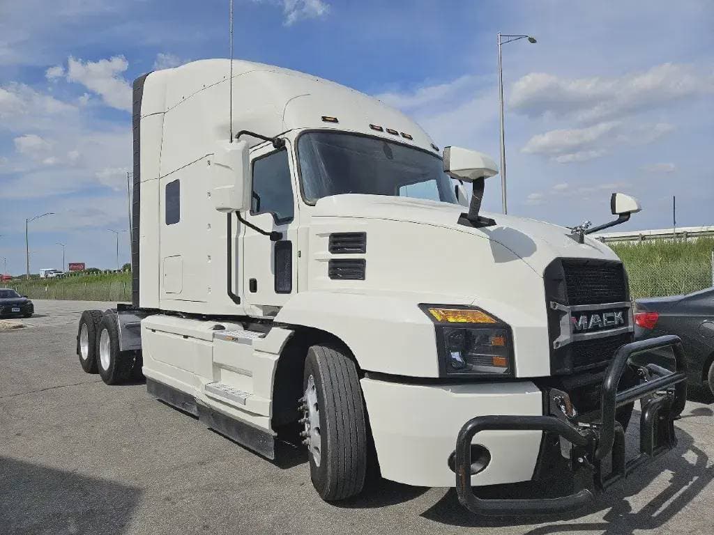 Used 2020 MACK Conventional - Sleeper Truck image 1