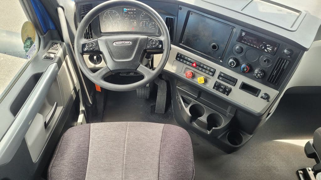 Used 2022 FREIGHTLINER PT126064ST image 2