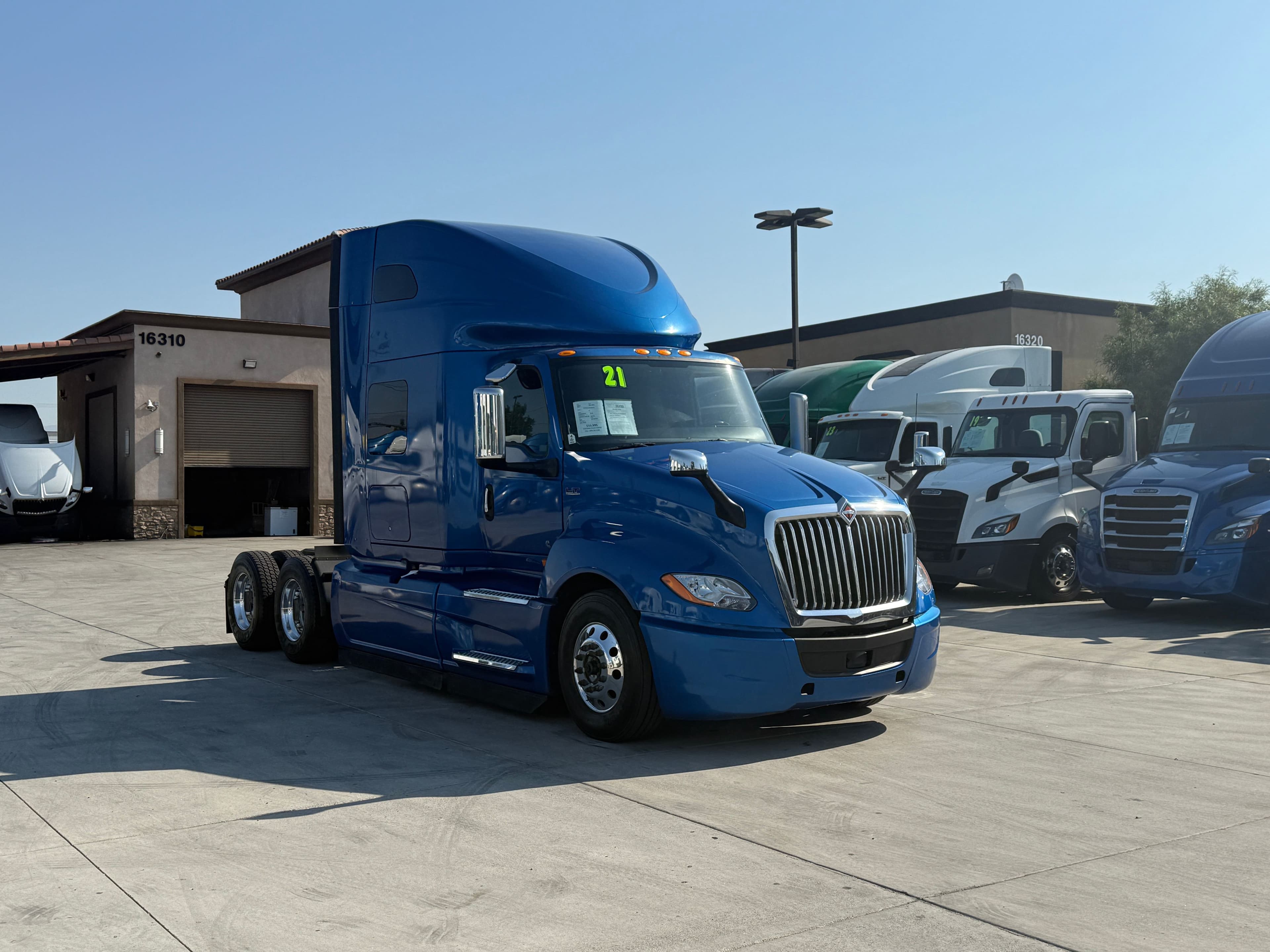 2021 International LT625 image 3