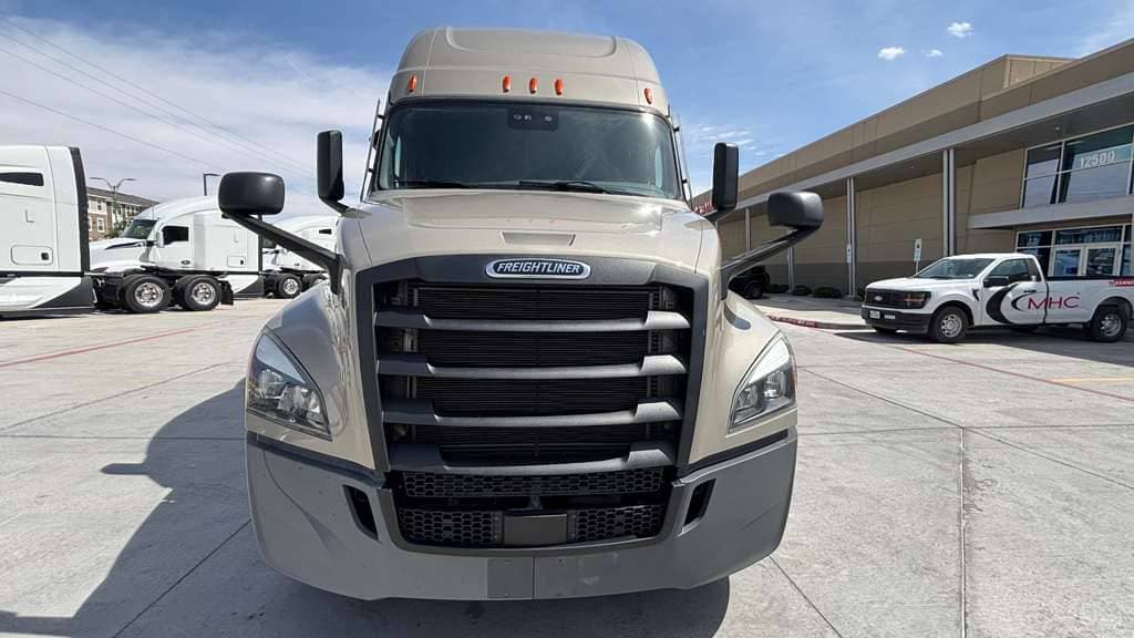 Used 2024 FREIGHTLINER PT126064ST image 16