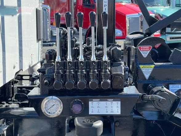 2025 Kenworth T880 image 11