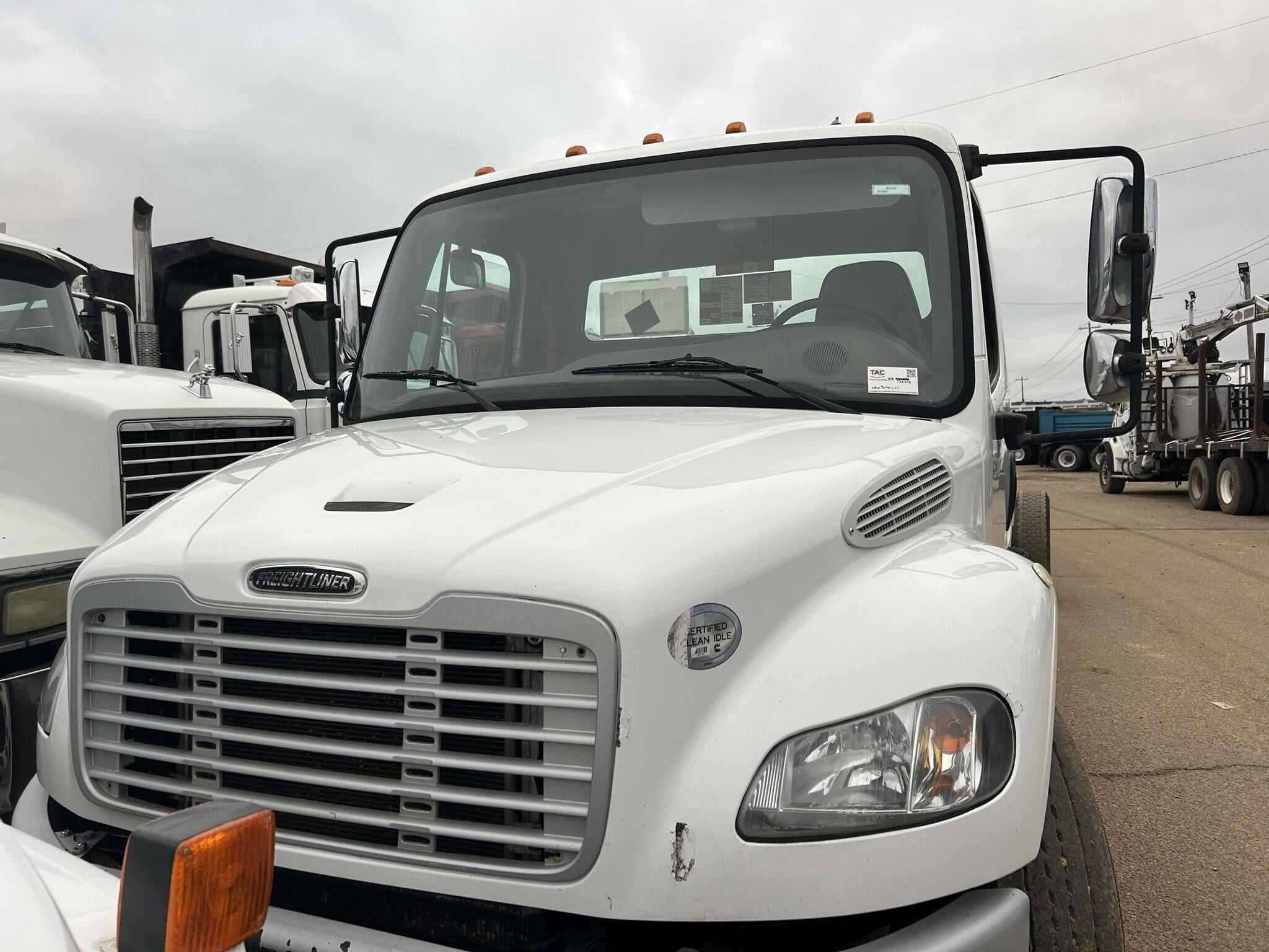 2017 Freightliner M2 image 1