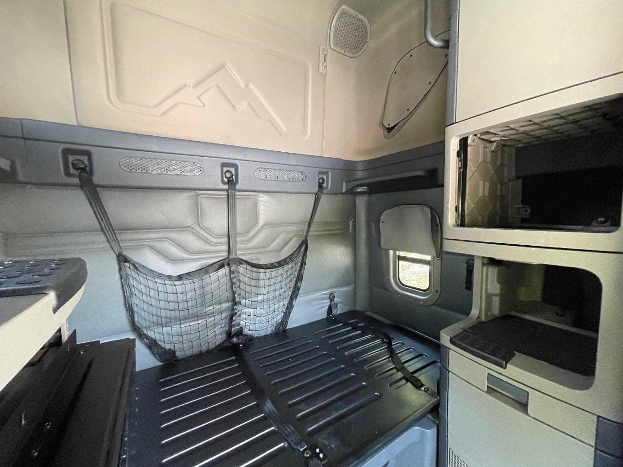 2020 Freightliner Cascadia image 28