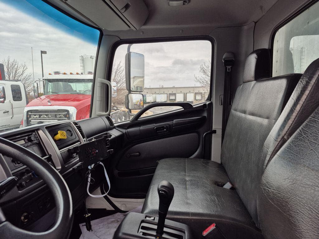 2018 Hino 338 image 11
