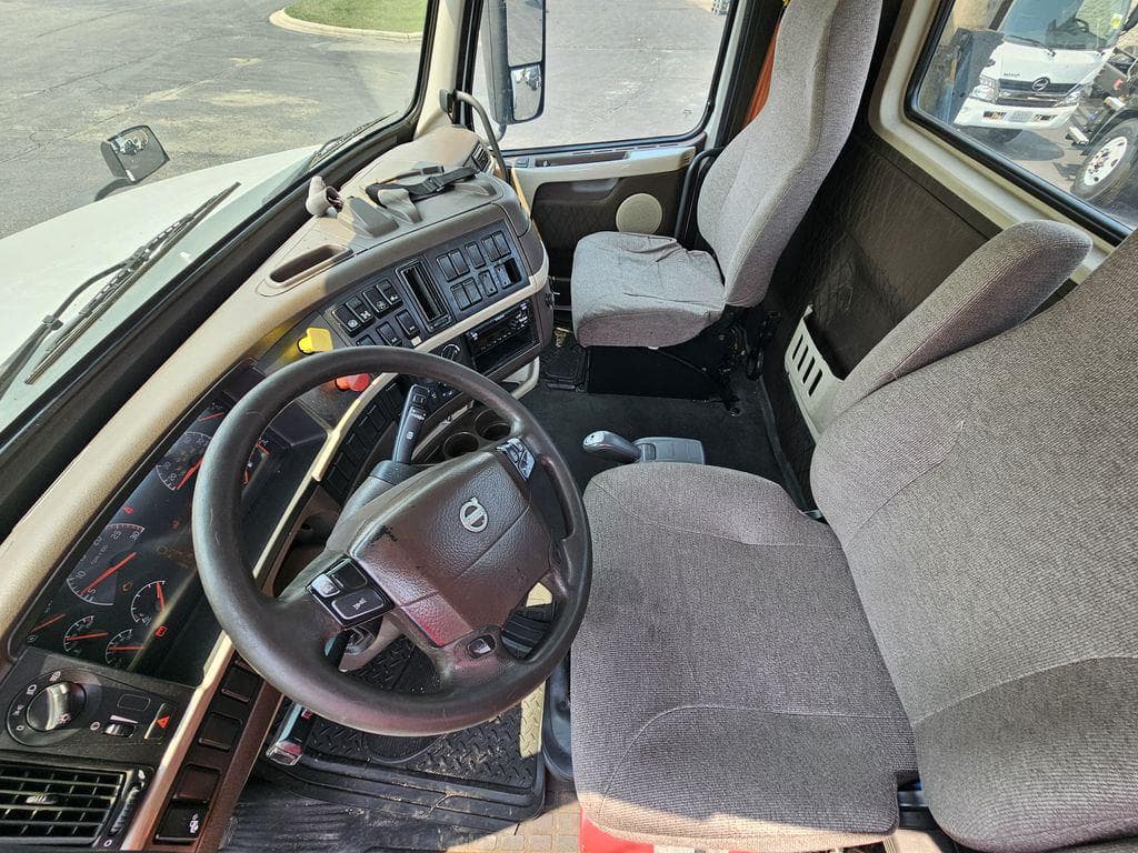 2017 Volvo VNL image 8