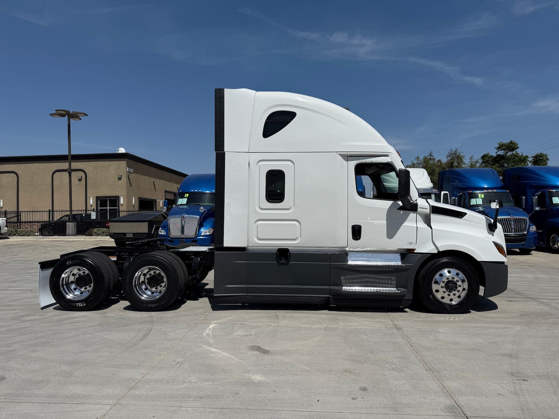 2021 Freightliner Cascadia 126 image 4