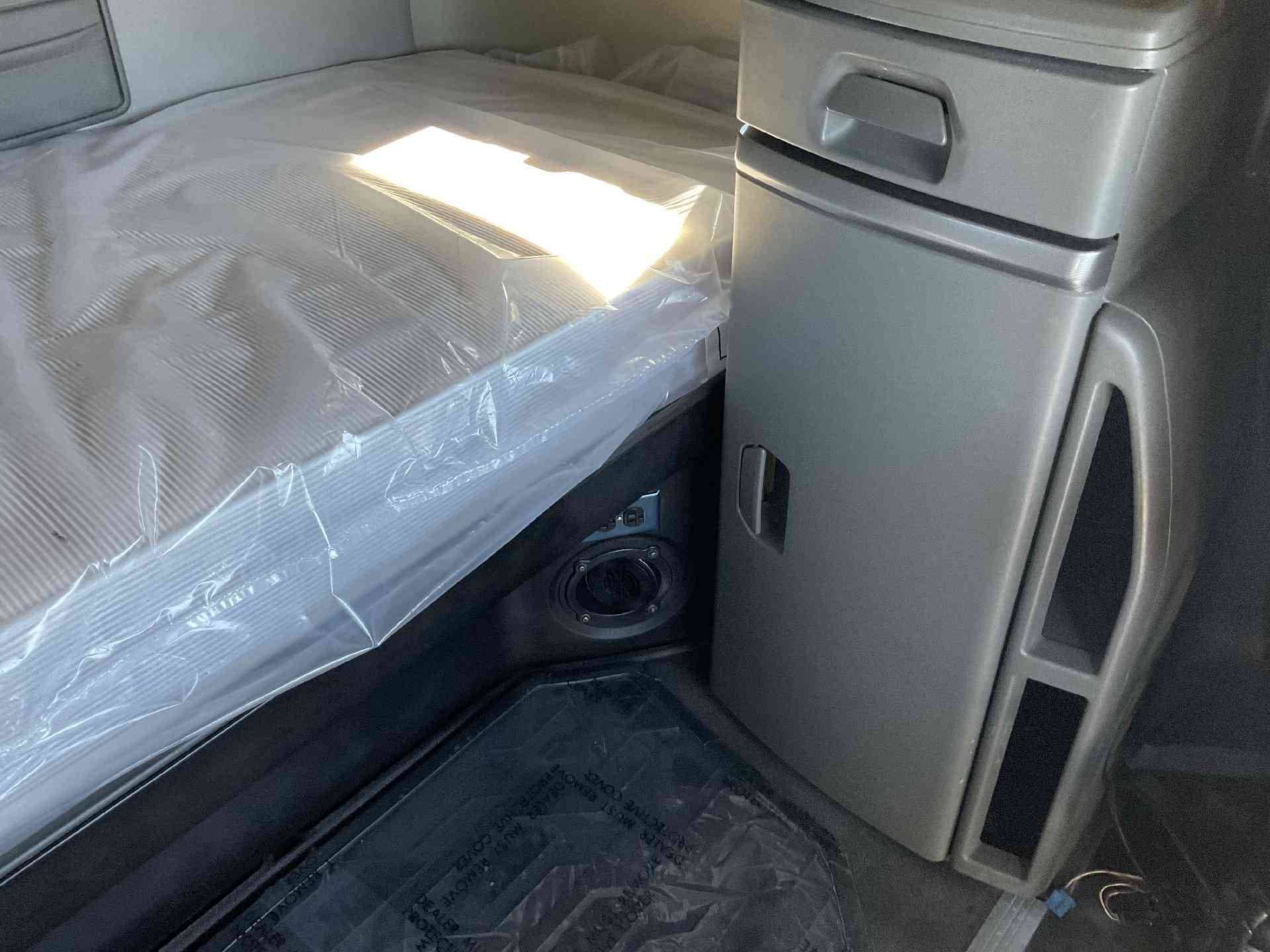 2021 Volvo VNL image 6