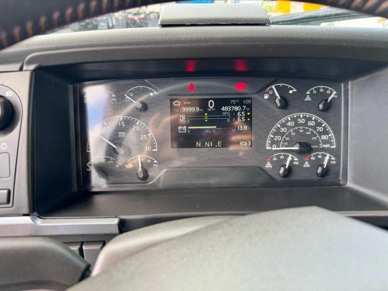 2021 Volvo VNL image 29