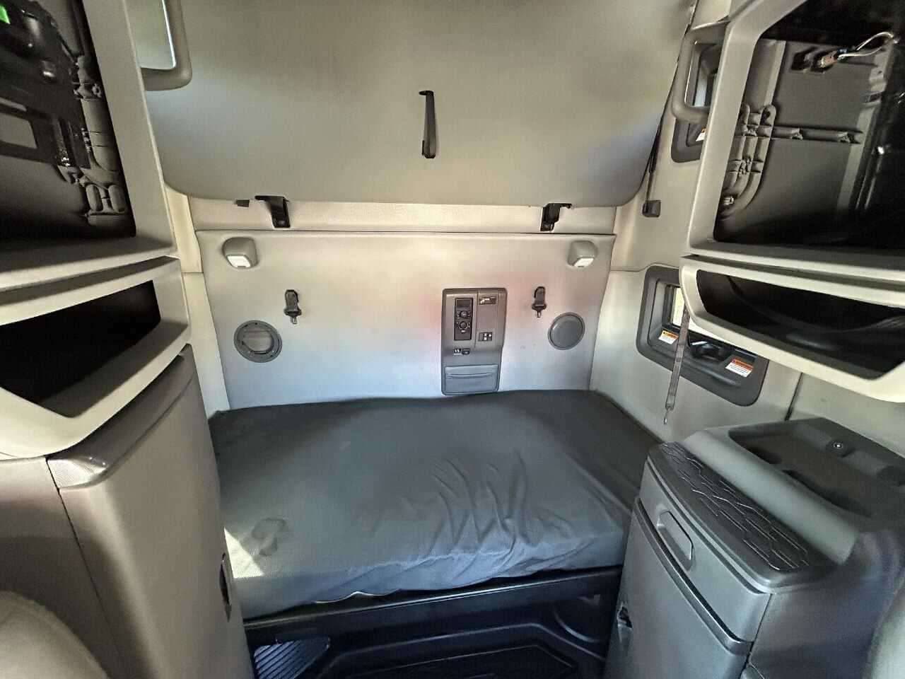 2022 Volvo VNL image 6