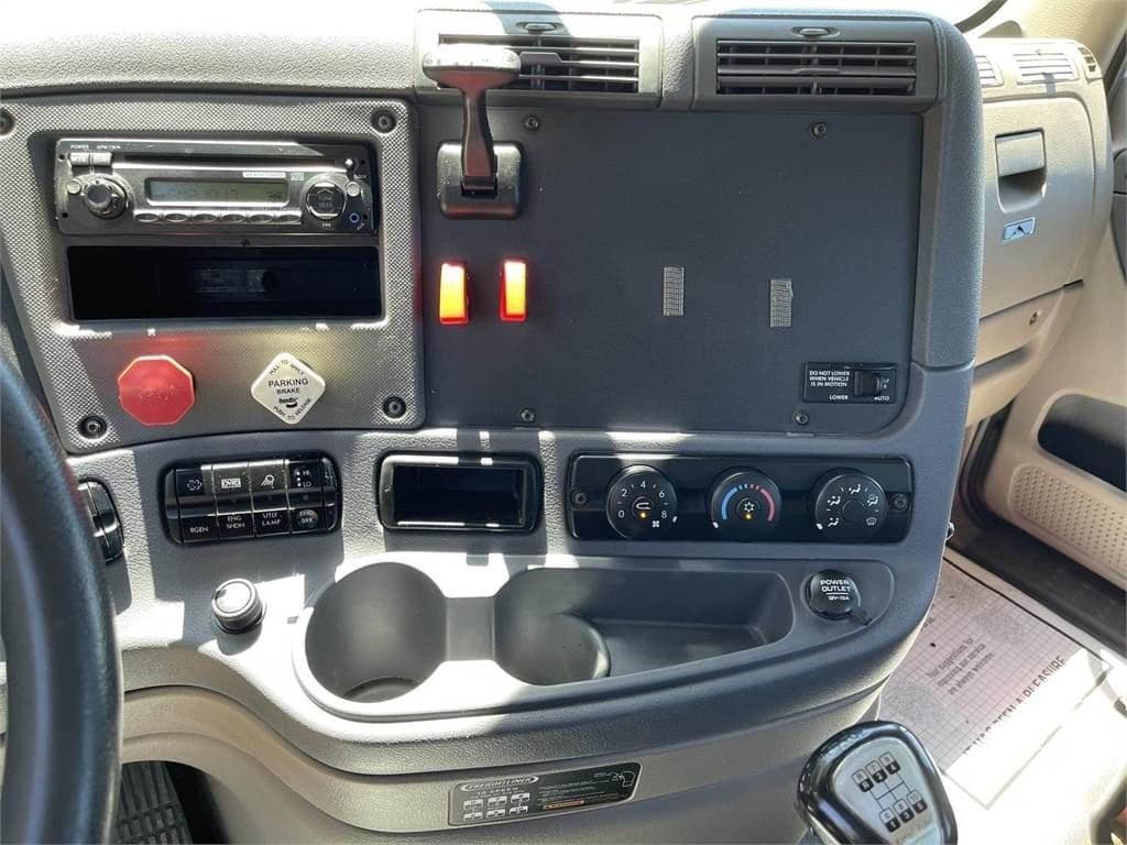 2013 Freightliner Cascadia image 8