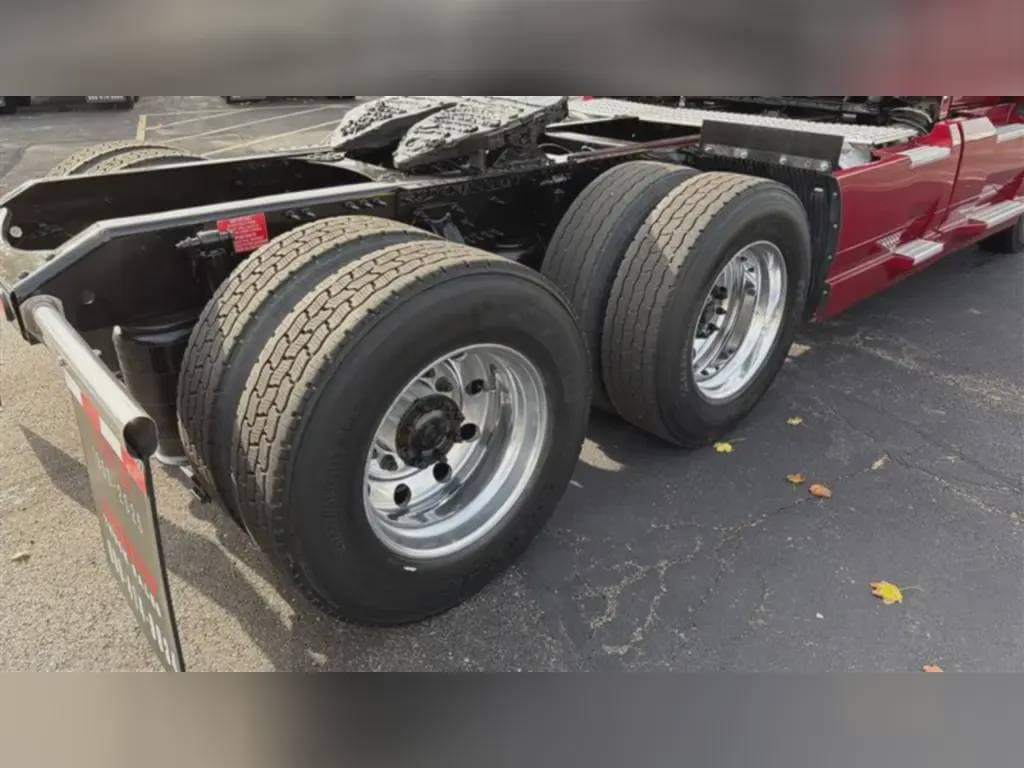 2022 Volvo VNL image 4