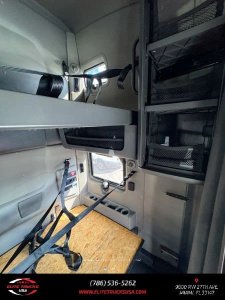 2022 International LT625 image 21