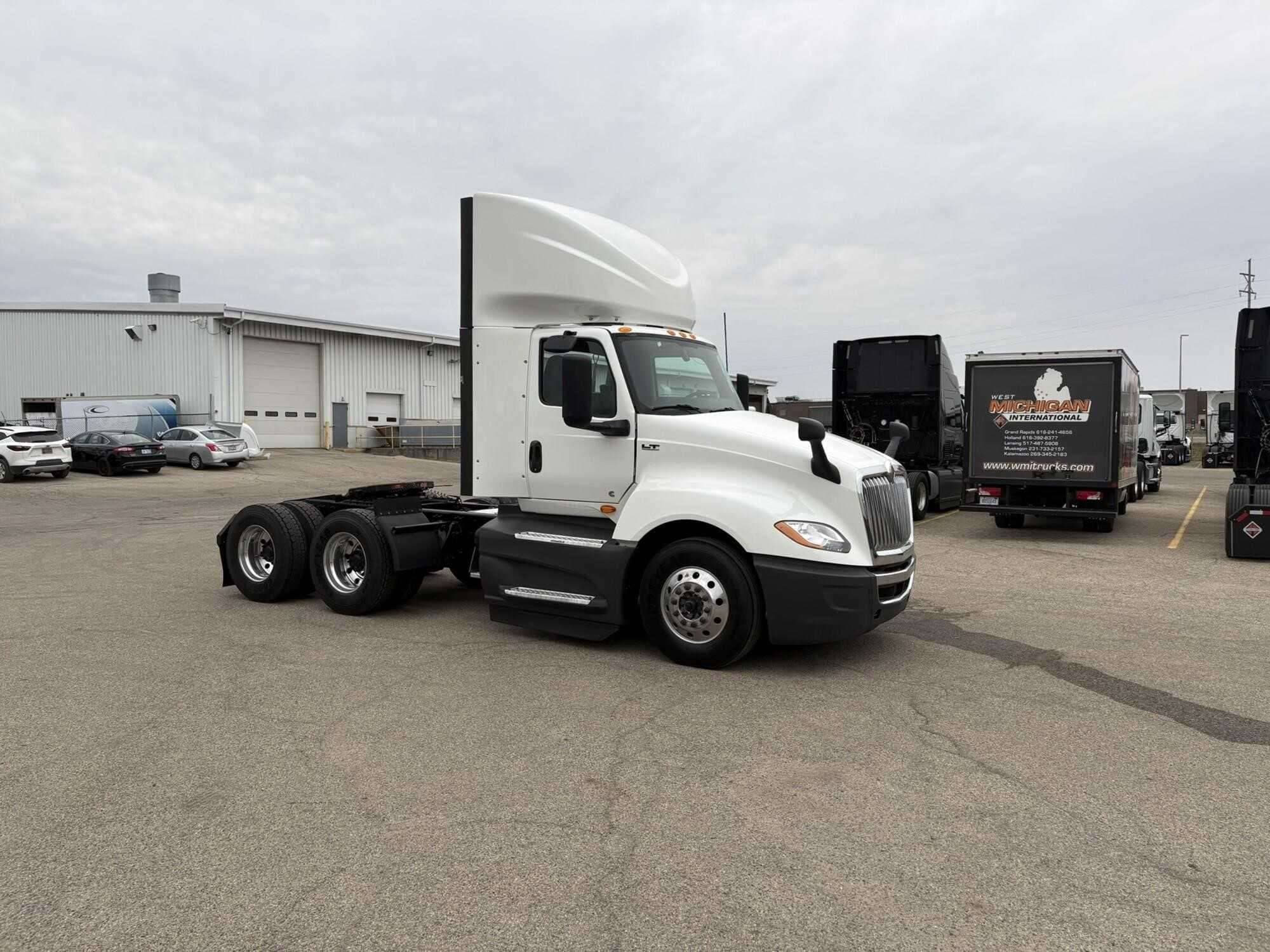 2021 International LT625 image 4