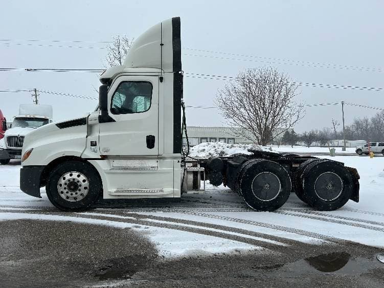 2019 Freightliner Cascadia 126 Day Cab Truck - 410HP, 10 Speed Manual image 4