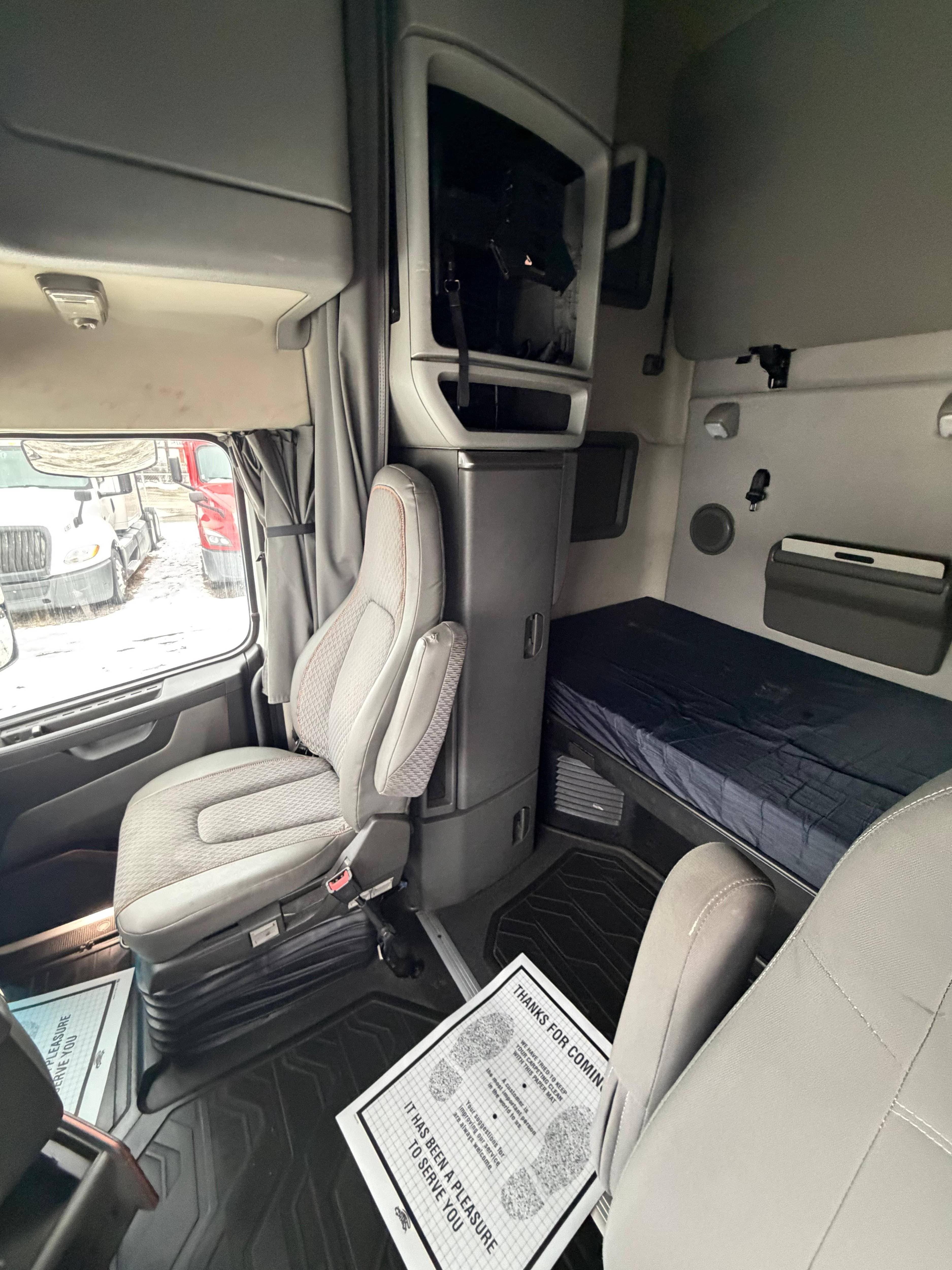 2022 Volvo VNL 760 image 10