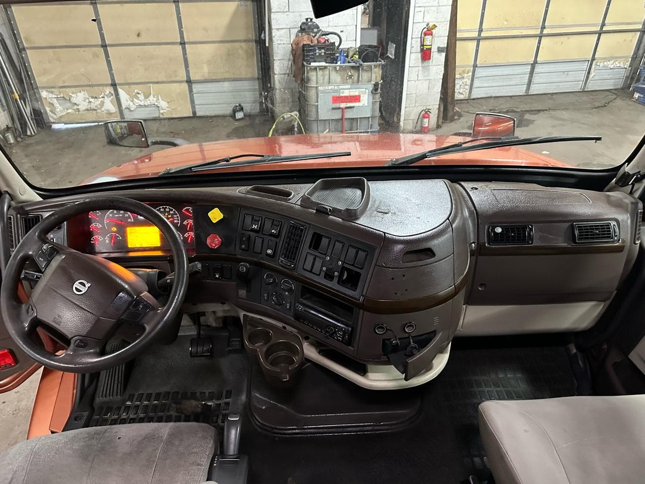 2017 Volvo VNL image 9