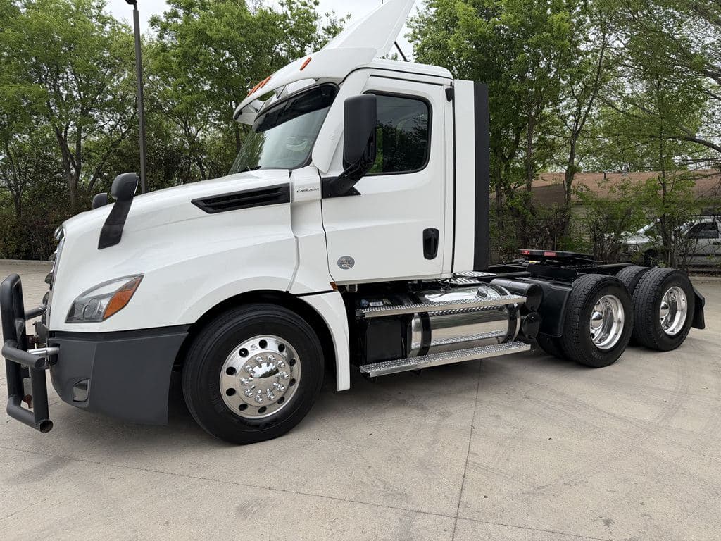 Used 2022 FREIGHTLINER PT126064S T image 2