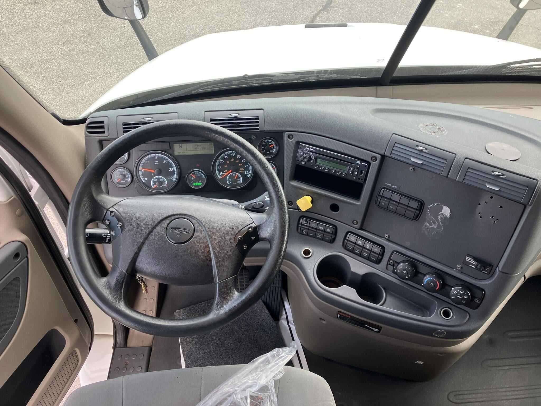 Used 2015 FREIGHTLINER CASCADIA 113 Expeditor-Hotshot in Dubuque, IA image 4